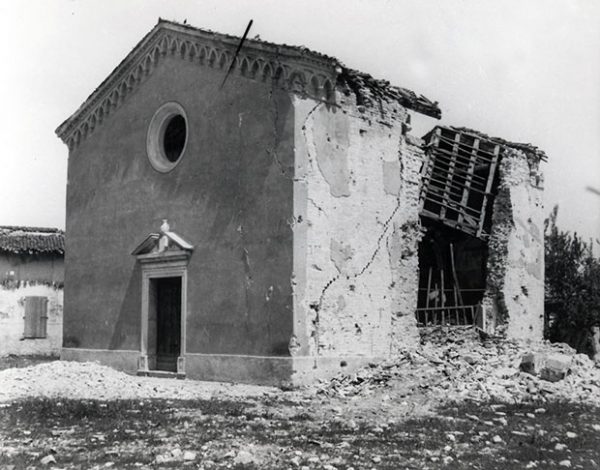 Casarsa, chiesa di Santa Croce dopo un bombardamento aereo.