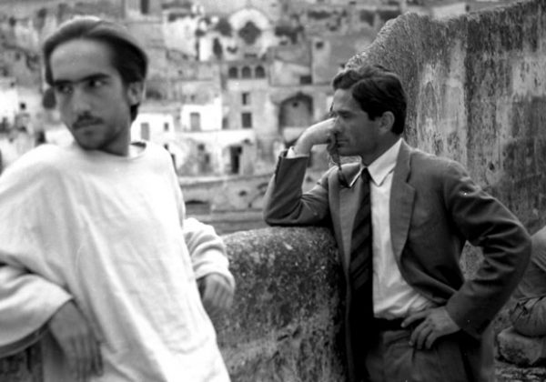 Enrique Irazoqui, interprete di Gesù, e Pier Paolo Pasolini sul set del “Vangelo” a Matera. Foto di Domenico Notarangelo