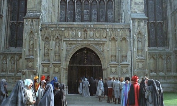 I pellegrini davanti alla Cattedrale di Canterbury, fotogramma dal film