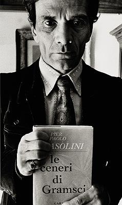 Pasolini con "Le ceneri di Gramsci". Foto di Sandro Becchetti