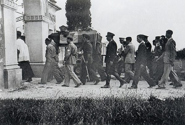 Casarsa, 21 giugno 1945.Funerale di Guidalberto Pasolini. Pier Paolo è riconoscibile in abito chiaro.
