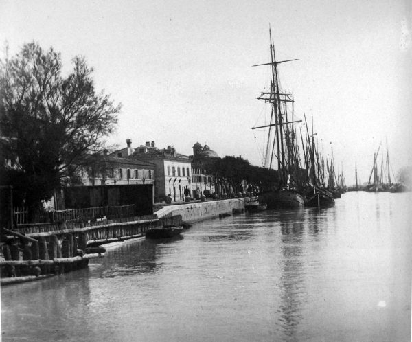 Una foto storica della darsena di Fiumicino (1890)