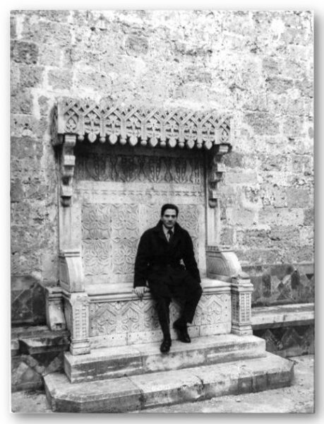Pasolini sul trono marmoreo di Erode (nel cortile del Castello di Gioia del Colle) in una foto dal set de "Il Vangelo secondo Matteo"
