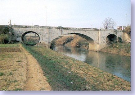 Ponte Mammolo sull'Aniene. Foto di Carmelo Calci, 1996.  da "Roma oltre le mura", 1998, a cura di Carmelo Calci