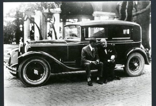 Gabriele D'Annunzio con la sua Isotta-Fraschini