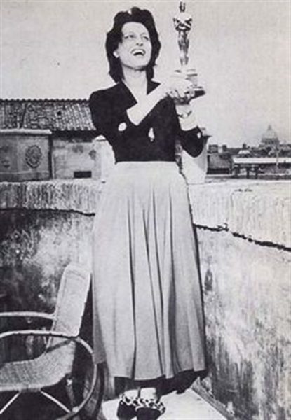 Anna Magnani con la statuetta dell'Oscar (1956) per "La rosa tatuata"