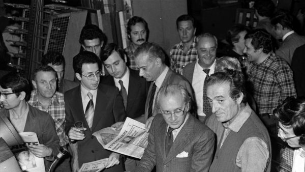Arrigo Levi  con i giornalisti e i tipografi del n. 1 di "Tuttolibri-La Stampa" (novembre 1975)