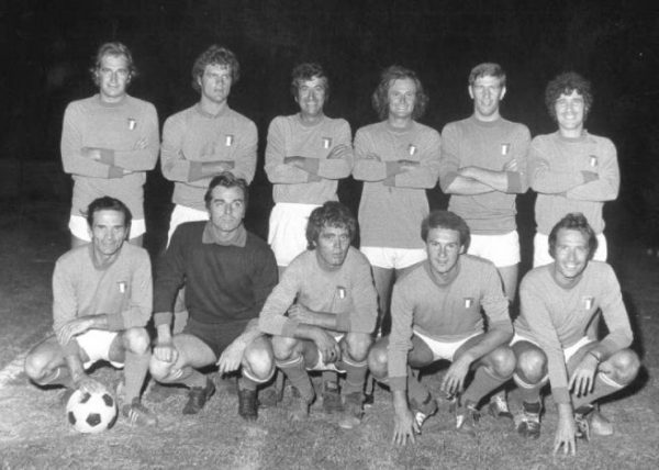 nazionale calcio attori: oltre a Pasolini, si riconoscono Ninetto Davoli, Franco Citti, Mario Valdemarin, Adamo, Fabio Capello.