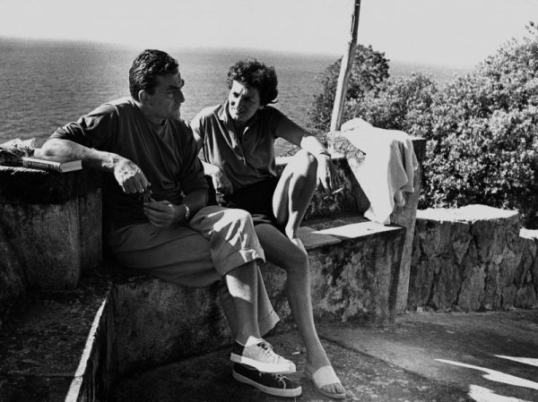 Luchino Visconti e Suso Cecchi D'Amico nella residenza La Colombaia di Ischia