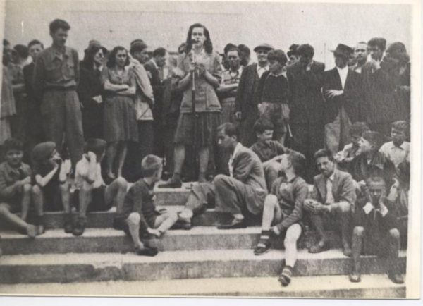 Teresina Degan al comizio di protesta per la strage di Portella delle Ginestre, 2 maggio 1947, Piazza XX Settembre a Pordenone.