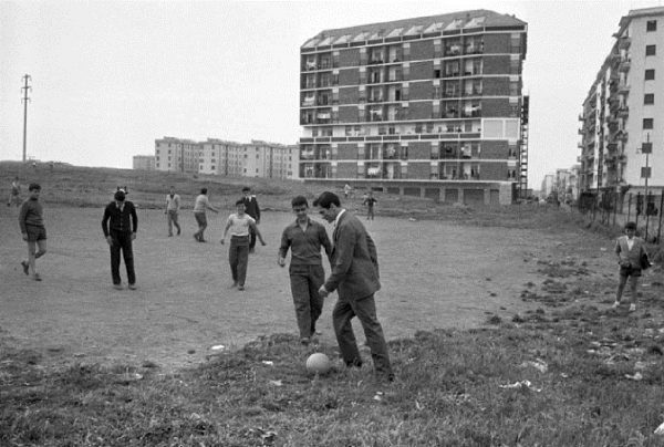 Roma, 1960. Paolo Pasolini gioca a calcio con i ragazzi della borgata romana di Centocellle