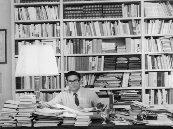 Pasolini e la sua biblioteca nella casa dell'Eur a Roma (Archivio Corsera)